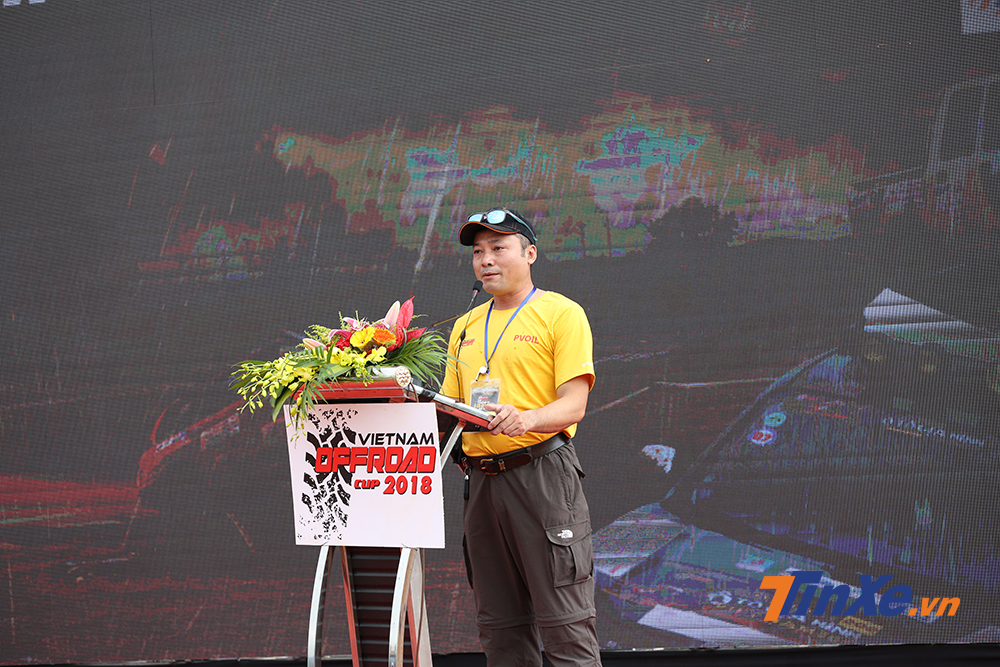 Đại diện Ban trọng tài VOC 2018 lên tuyên thệ trước cuộc thi.