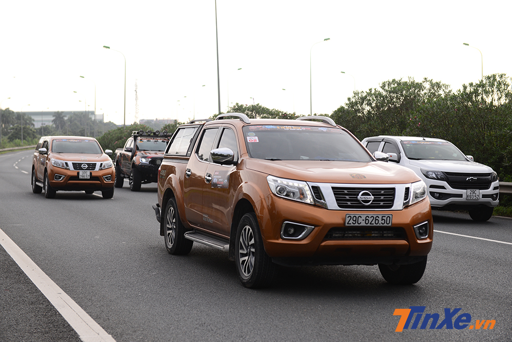 Dàn xe bán tải di chuyển từ Hà Nội đến vị trí thi đấu tại Làng văn hoá các dân tộc Việt Nam.