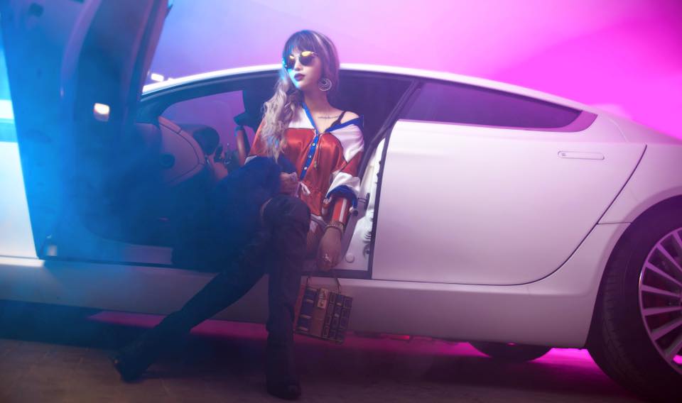 Chiếc Aston Martin Rapide S màu trắng làm đạo cụ trong bức ảnh của hot girl 9X Hà thành thuộc sở hữu của chính chủ