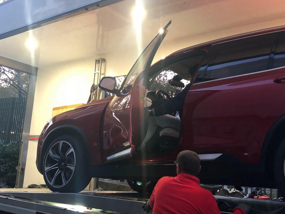 Chiếc SUV Vinfast trên xe vận chuyển Chiếc SUV Vinfast trên xe vận chuyển