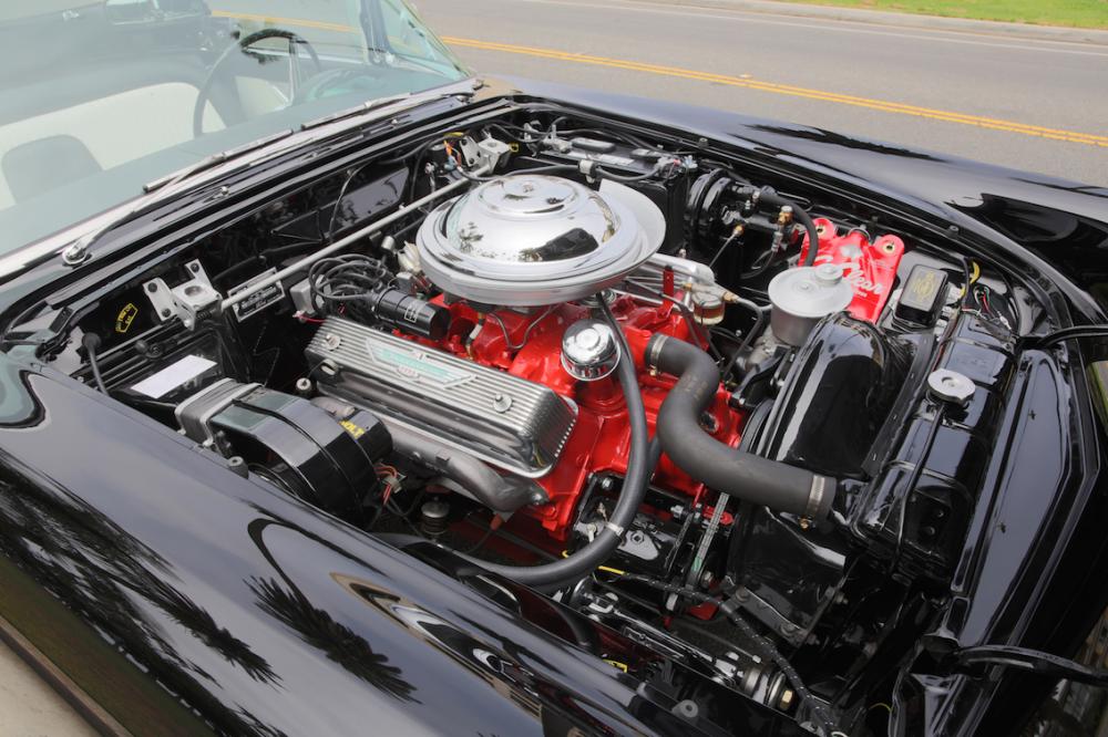 Ford Thunderbird 1956 có trang bị một động cơ V8, dung tích 5.0 lít