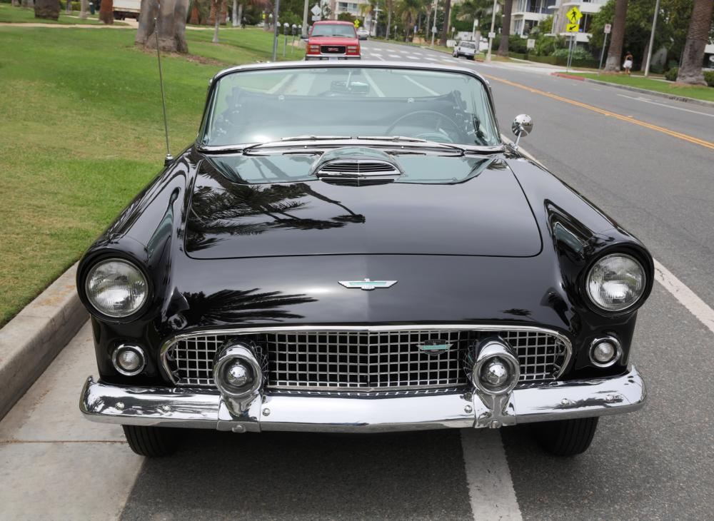 Phía đầu xe của Ford Thunderbird 1956