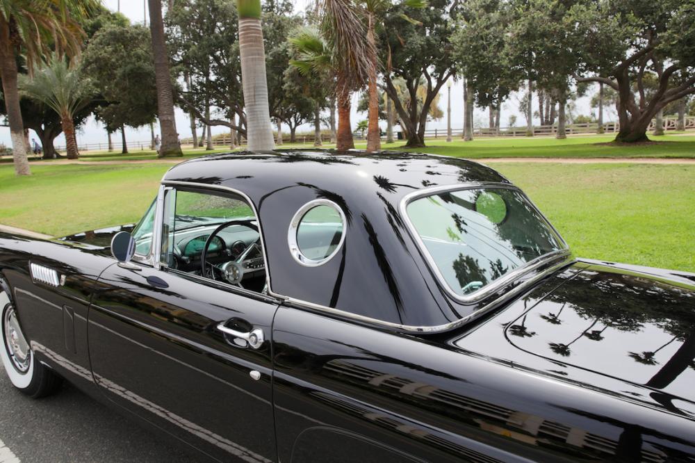 Ford Thunderbird 1956 có cả mui mềm và mui cứng có thể tháo ra được