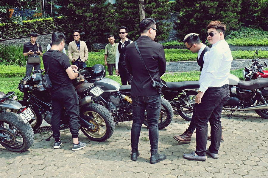 Dù trời khá nắng với nhiệt độ lên tới 30*C thì các quý ông vẫn đứng trò chuyện bên cạnh chiến mã của mình