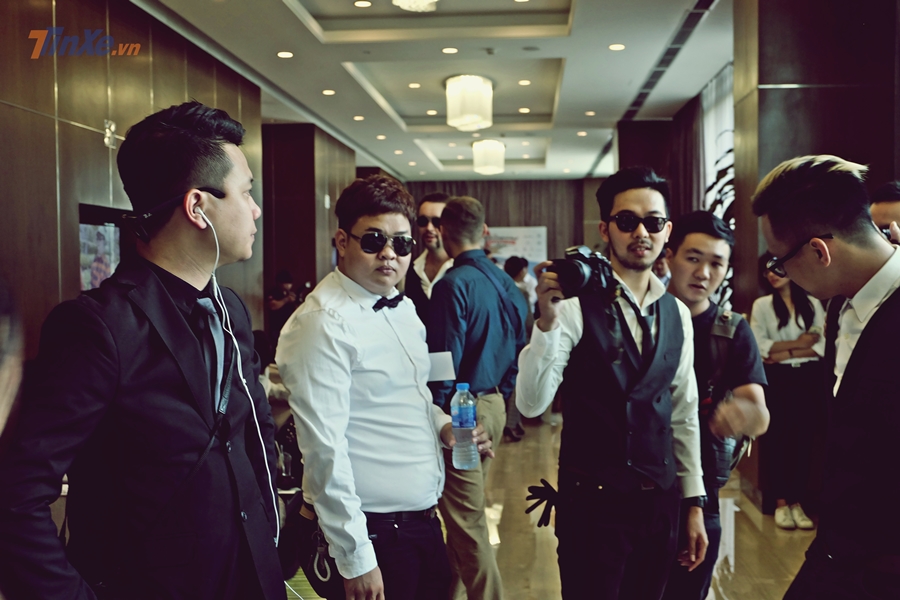 Các quý ông trong khu vực sự kiện