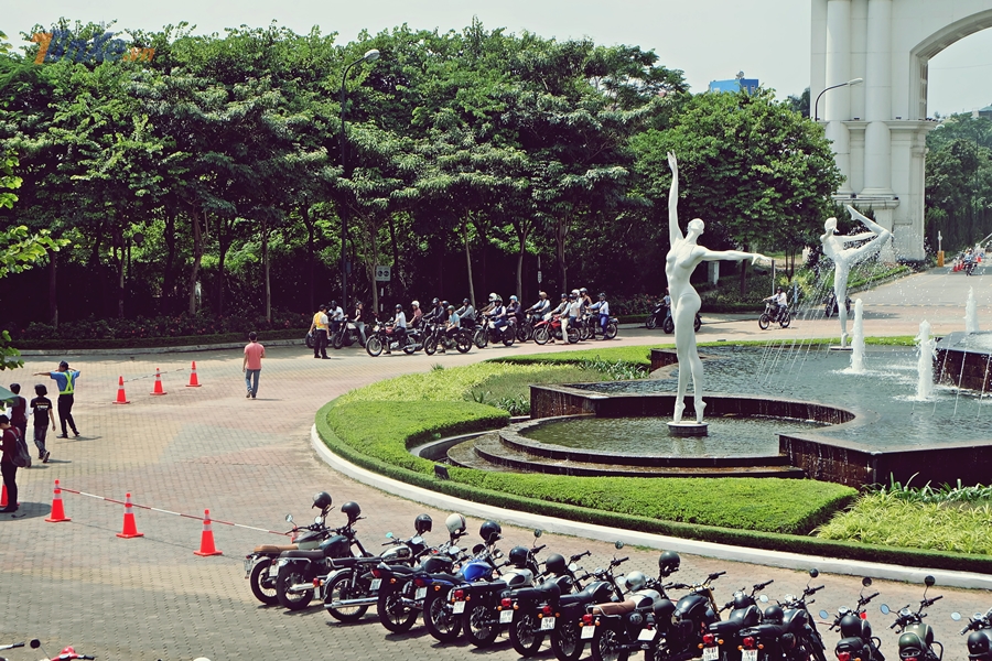 Các hội nhóm xe đến khu vực quảng trường ngày một đông