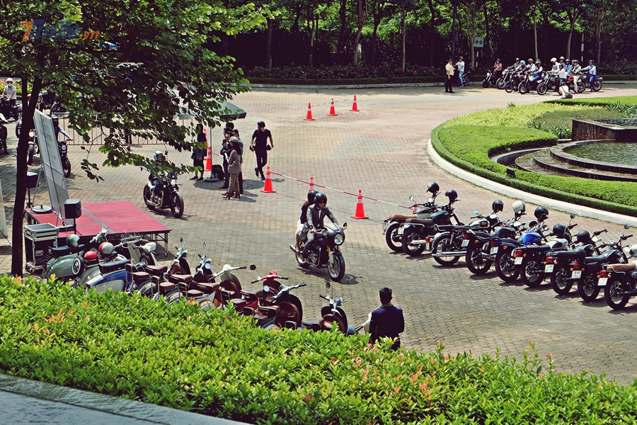 Trước khi vào xếp xe, các quý ông được đứng trước tấm bảng hiệu của sự kiện để chụp ảnh lưu lại khoảnh khắc