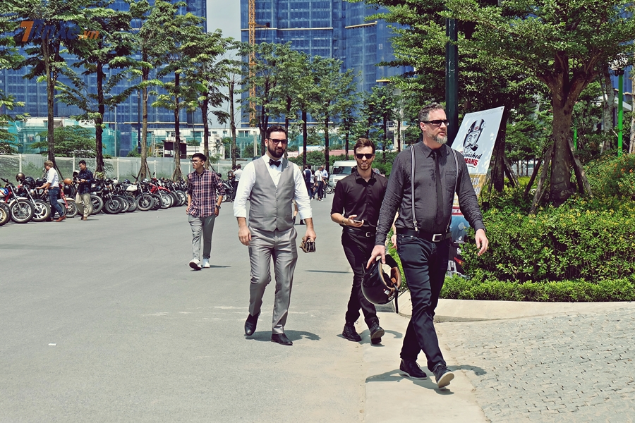 Những quý ông người nước ngoài với trang phục lịch lãm tham gia sự kiện