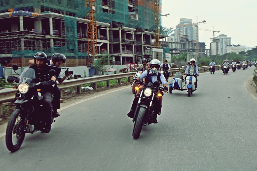 Đoàn xe di chuyển luôn có các Cameraman của sự kiện đi theo, ghi lại khoảnh khắc