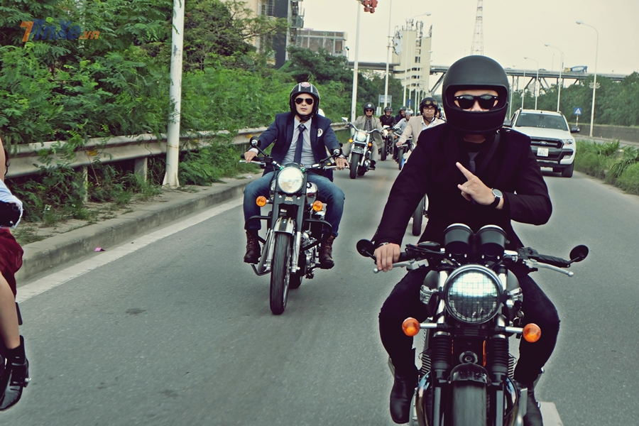 Mr.Pinky cùng bộ cánh đen tuyền cực chất bên Triumph Thruxton 900