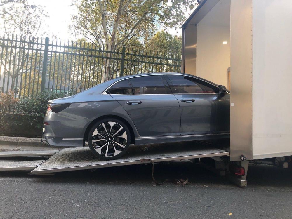 Mẫu sedan của VinFast được vận chuyển đến triển lãm ô tô Paris 2018