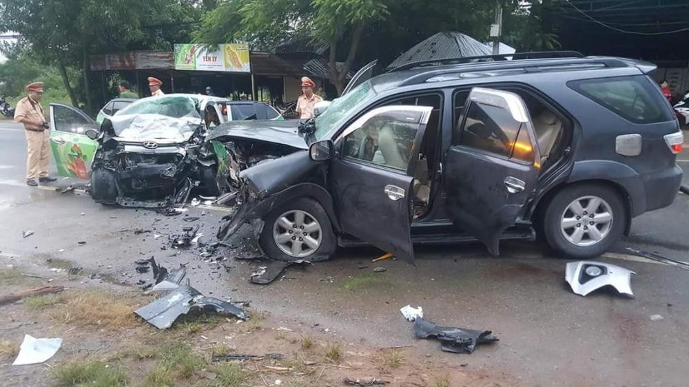 Hai chiếc ô tô đối đầu với nhau