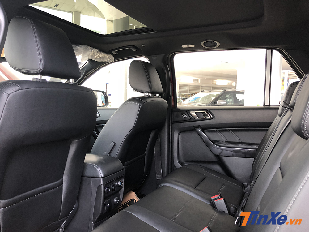 Hàng ghế thứ 2 và thứ 3 có thể cùng nhau san sẻ không gian để tạo thêm khoảng để chân.