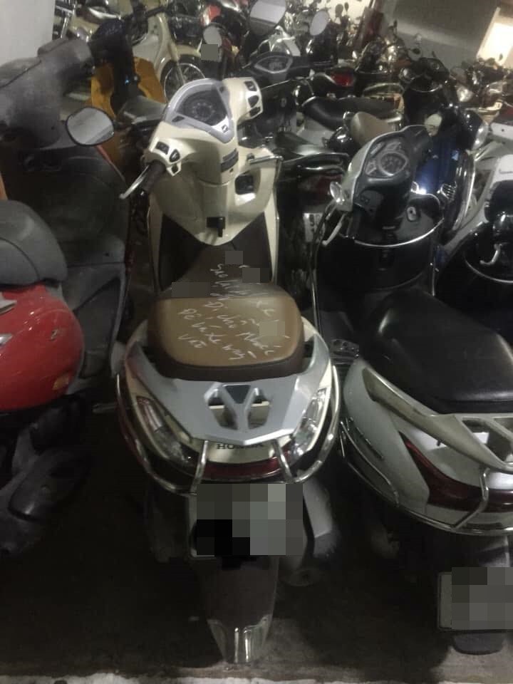 Chiếc Honda Lead với lời nhắn đầy thân thương Chiếc Honda Lead với lời nhắn đầy thân thương