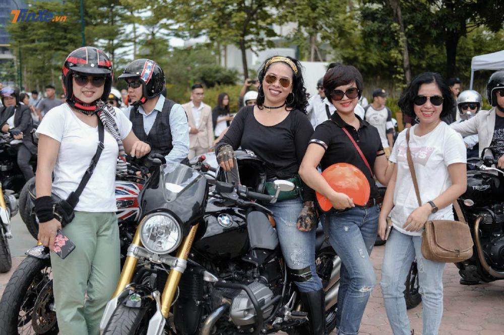 Chương trình còn thu hút một số bóng hồng không tuổi, duyên dáng cưỡi trên những chiếc xe hai bánh cổ điển Chương trình còn thu hút một số bóng hồng không tuổi, duyên dáng cưỡi trên những chiếc xe hai bánh cổ điển