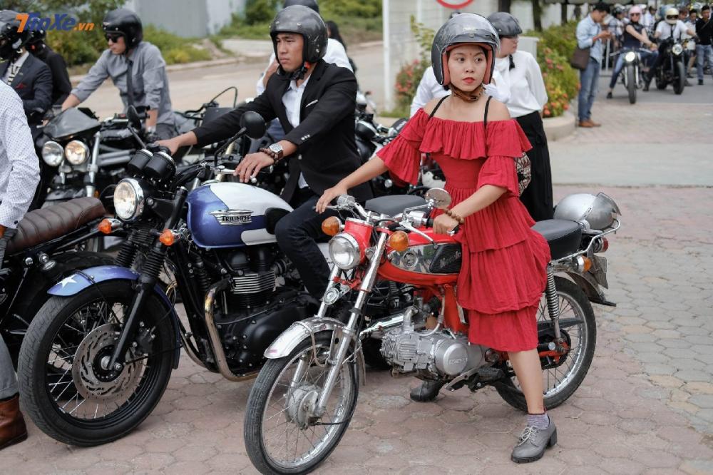 Một bạn nữ cực chất bên Honda 67, đọ dáng với Triumph của quý ông bên cạnh Một bạn nữ cực chất bên Honda 67, đọ dáng với Triumph của quý ông bên cạnh