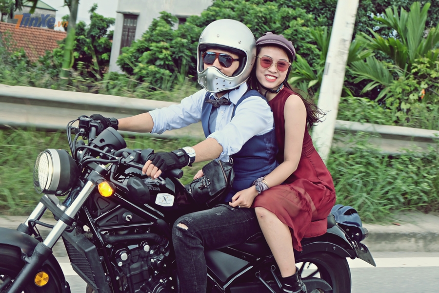 Bóng hồng trên chiếc Honda Rebel 300 Bóng hồng trên chiếc Honda Rebel 300