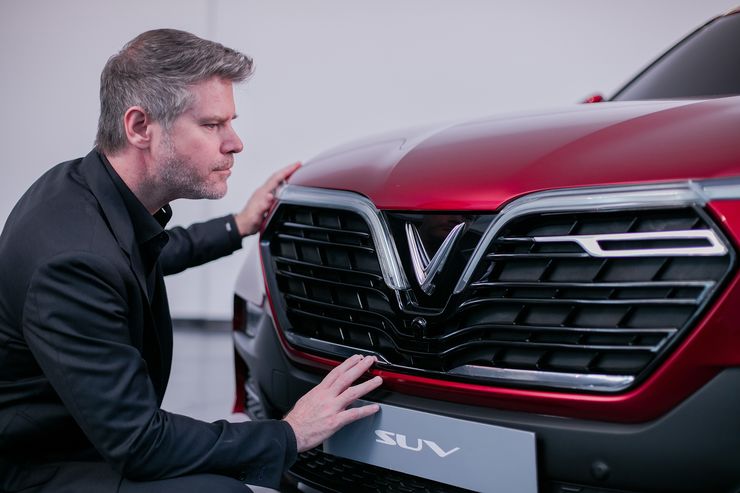 Ông David Lyon - giám đốc thiết kế của VinFast - đang ngắm phần đầu xe SUV LUX SA2.0