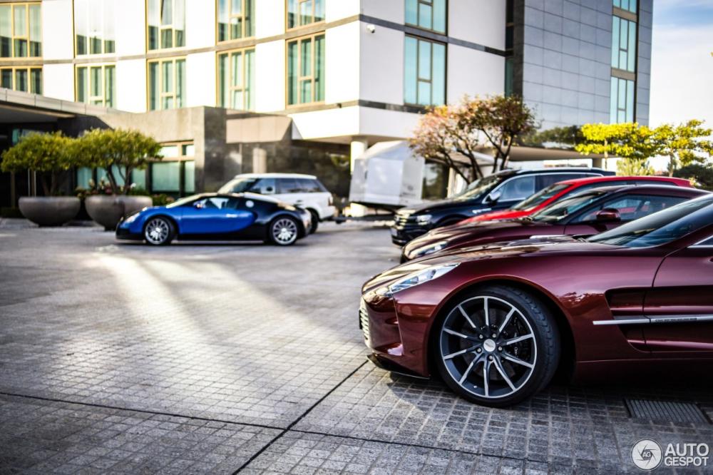 Bãi đỗ xe của Aston Martin One-77 và Aston Martin V12 Zagato còn xuất hiện chiếc Bugatti Veyron xanh-đen