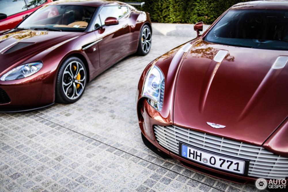 Cả 2 chiếc siêu xe cực hiếm và cực đắt Aston Martin One-77 cũng như Aston Martin V12 Zagato khi đỗ cạnh nhau còn gây choáng với bộ áo đỏ rượu Divine.