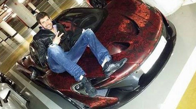 Anh chàng quản lý câu lạc bộ đã bị đuổi việc vì trèo hẳn lên nắp capô siêu xe McLaren P1 Anh chàng quản lý câu lạc bộ đã bị đuổi việc vì trèo hẳn lên nắp capô siêu xe McLaren P1