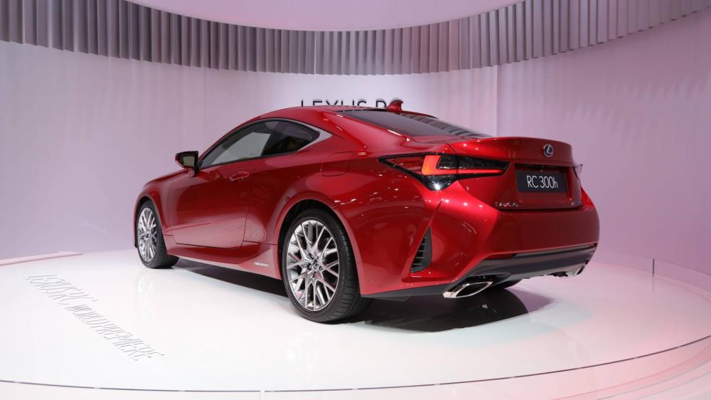 Phía sau Lexus RC 2019 có thêm hai hốc gió ở góc tấm cản va
