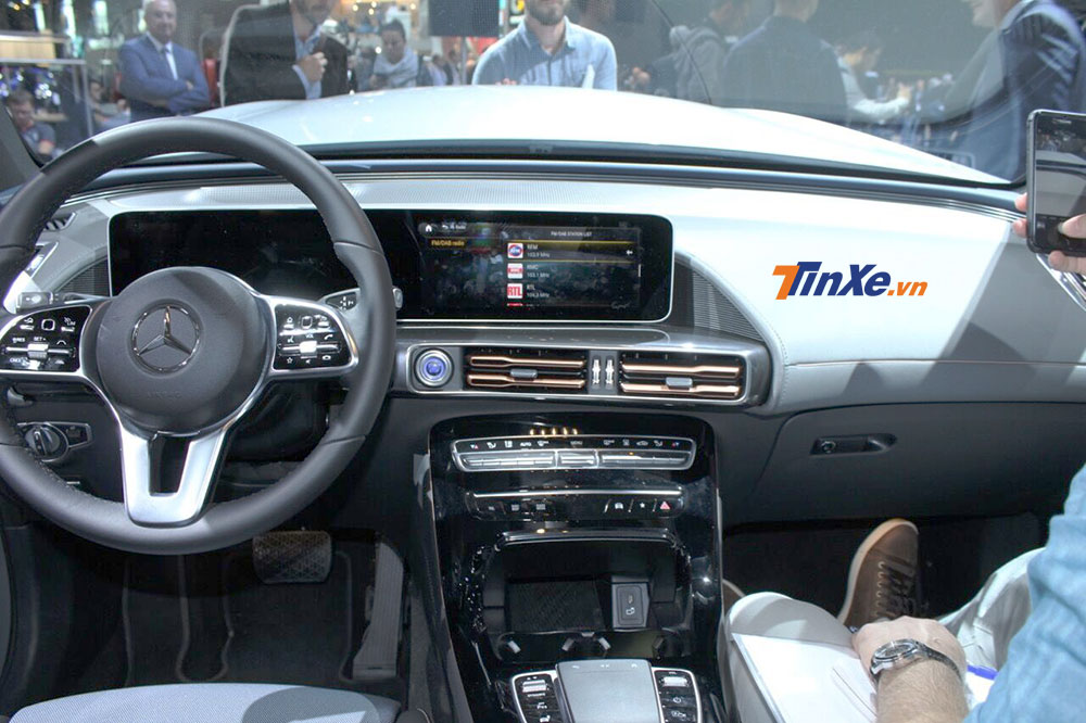 Nội thất ấn tượng với giao điện MBUX