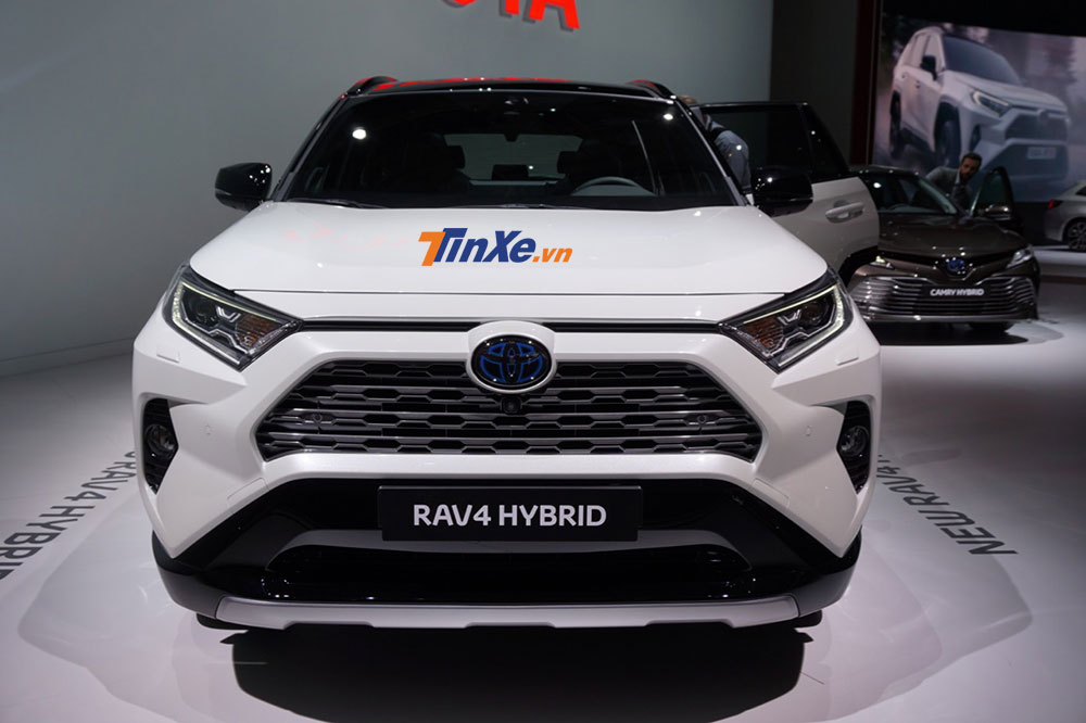 Thiết kế đầu xe cứng cáp của Toyota RAV4 Hybrid 2019