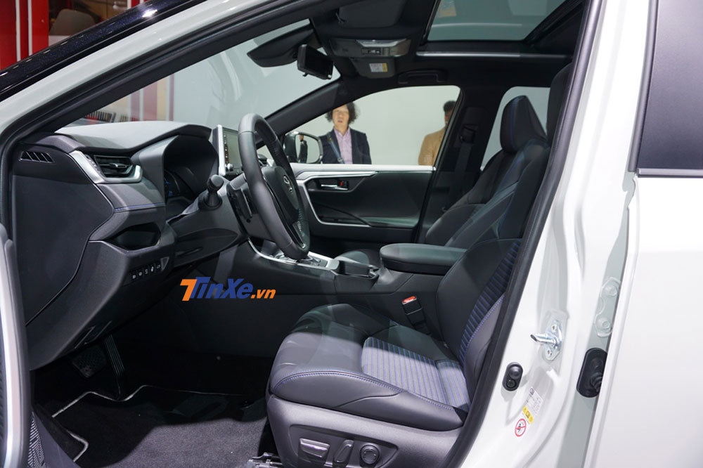 Cận cảnh hàng ghế trước của Toyota RAV4 Hybrid 2019
