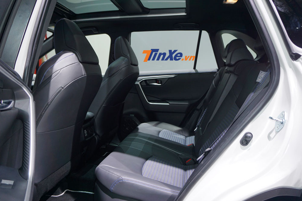 Cận cảnh hàng ghế sau của Toyota RAV4 Hybrid 2019