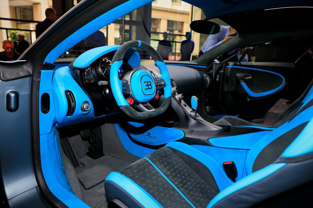 Khoang lái Bugatti Divo là sự kết hợp giữa chất liệu da Alcantara màu xám Divo Grey và màu xanh dương Divo Racing Blue