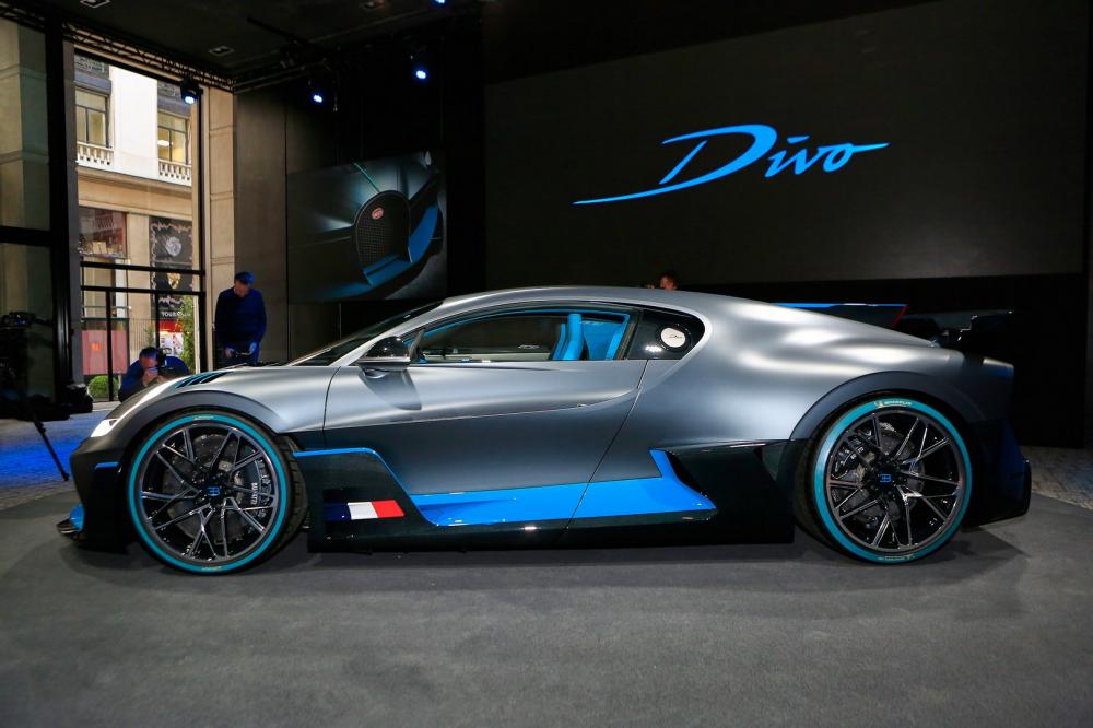 Biểu tượng của lá cờ nước Pháp cũng xuất hiện bên ốp sườn xe Bugatti Divo