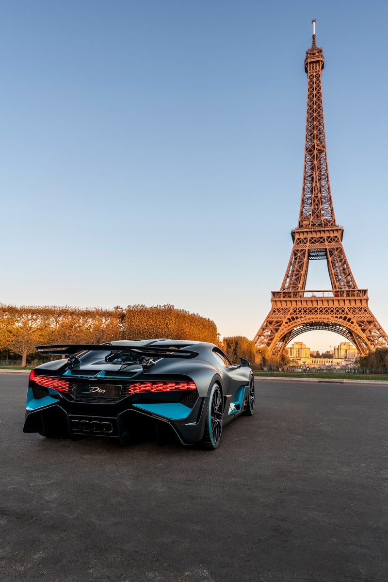Bugatti Divo hoàn thành một vòng đua Nardo có chiều dài 12,5 km trong thời gian nhanh hơn 8 giây so với Bugatti Chiron