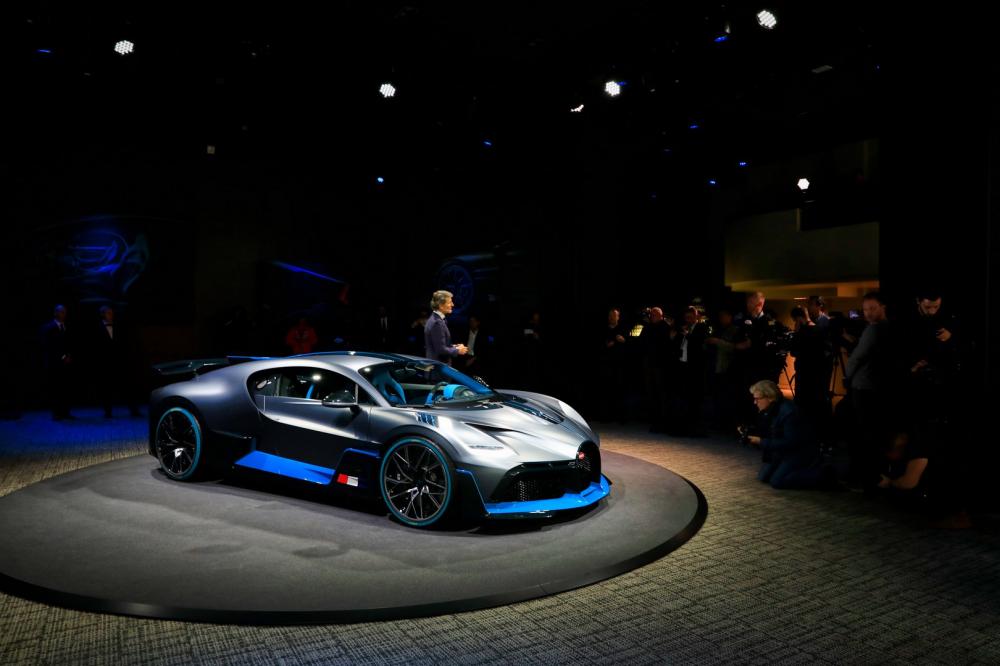 Mức giá bán 5.8 triệu đô của Bugatti Divo đã đưa đứa con của nước Pháp trở thành chiếc xe đắt nhất tại triển lãm ô tô Paris 2018