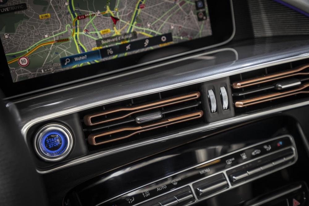 SUV điện Mercedes-Benz EQC thả dáng tại triển lãm Paris