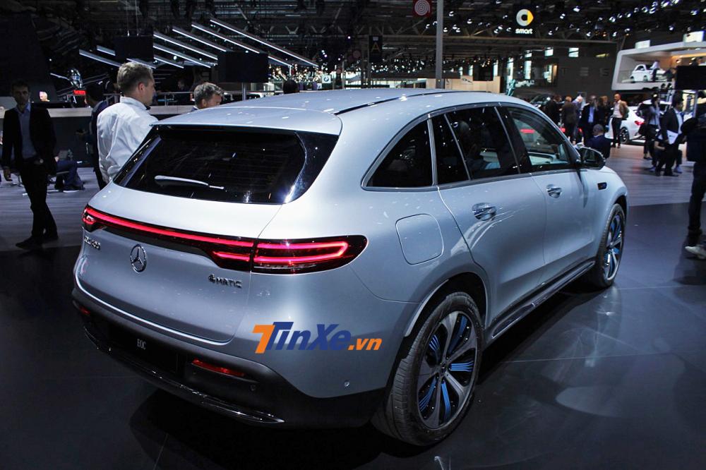 SUV điện Mercedes-Benz EQC thả dáng tại triển lãm Paris