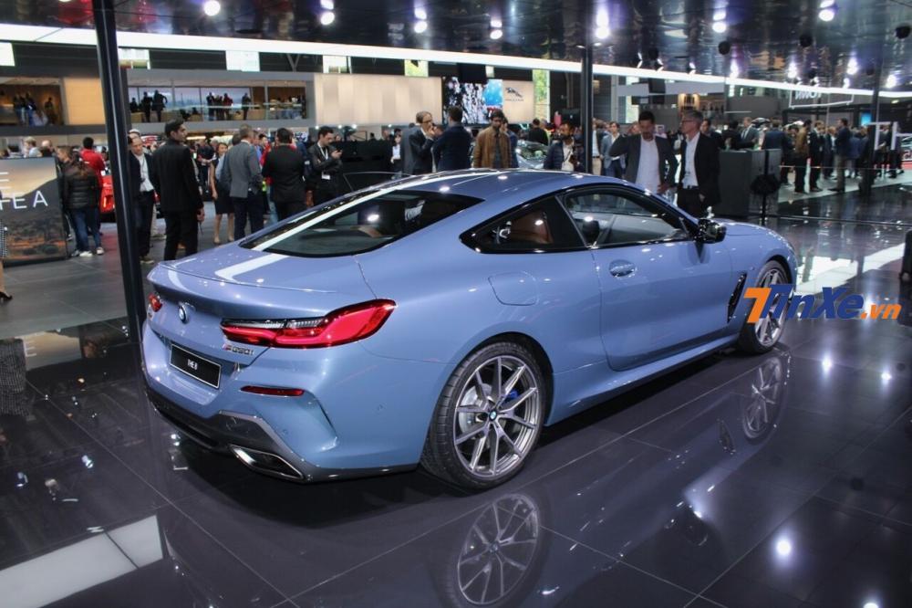 Góc nhìn từ phía sau của BMW 8 Series