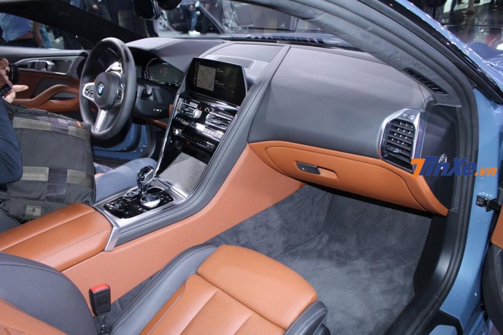 Góc nhìn vào khoang lái của BMW 8 Series