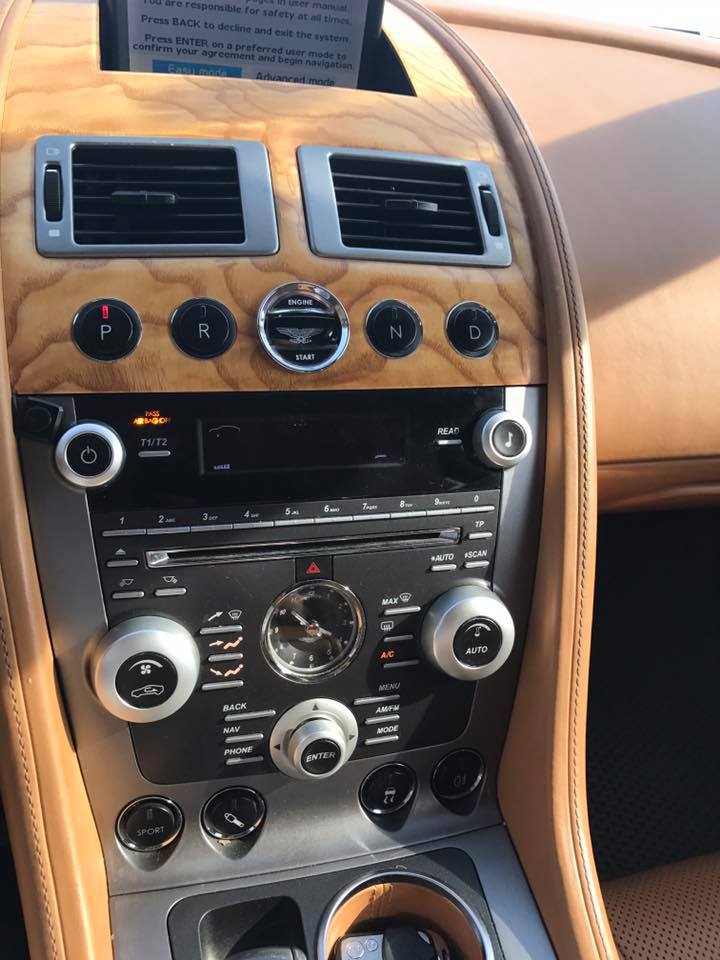 Cụm bảng điều khiển trung tâm và các chế độ lái cũng như ổ khoá 