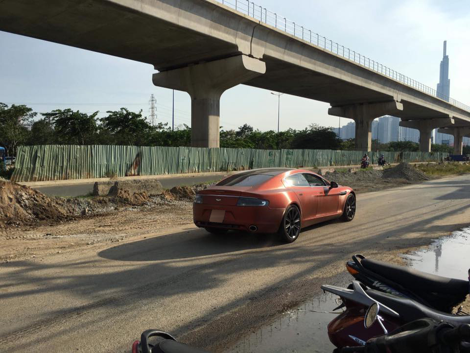 Aston Martin Rapide mang bộ áo cam nhám trên đường phố Sài thành