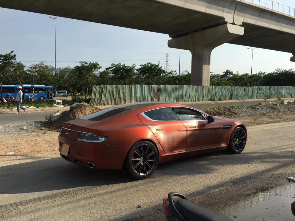 Đây là 1 trong 4 chiếc Aston Martin Rapide có mặt tại Việt Nam nhưng mới được chủ nhân cho thay áo mới màu cam nhám