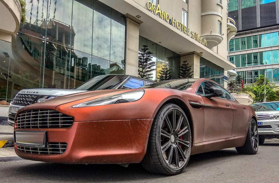 nữ hoàng Aston Martin Rapide được chủ nhân khoác áo cam nhám