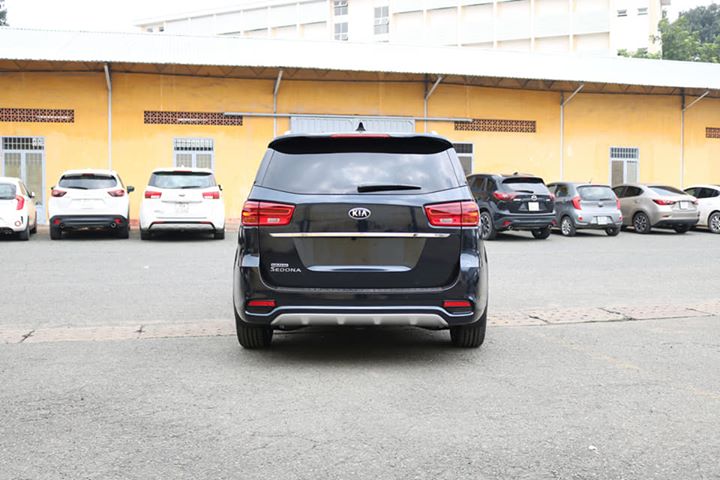 Kia Sedona 2019 được bổ sung đèn hậu LED và kính sau tối màu