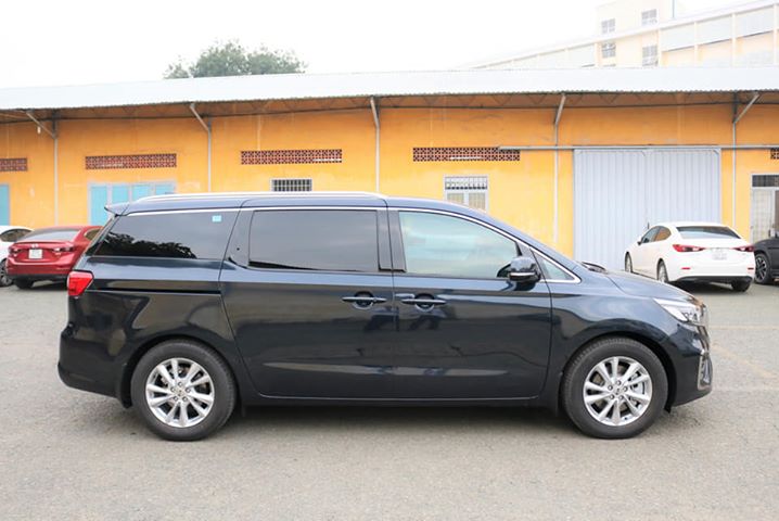 kính đen vuốt từ cửa hông tới kính cốp sau của Kia Sedona 2019