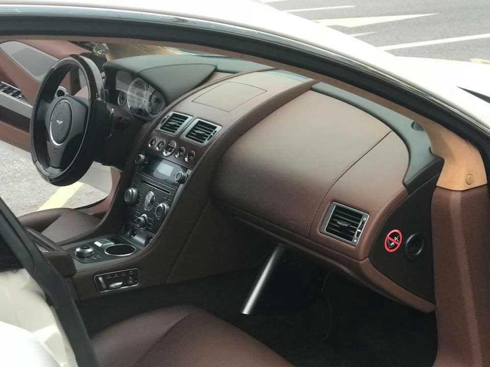 Nội thất bọc da cao cấp màu nâu cùng nhiều chi tiết ốp gỗ đen