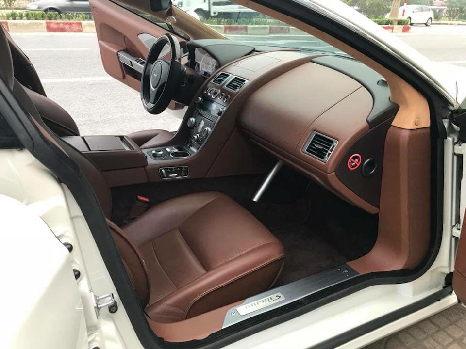 Nội thất chiếc Aston Martin Rapide S màu trắng đang được rao bán mang màu nâu đậm