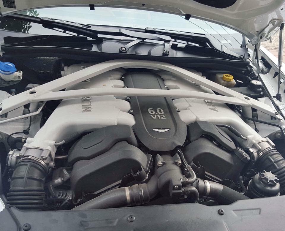 Thay đổi đáng chú ý nhất của Aston Martin Rapide S phải kể đến khối động cơ V12, dung tích 6,0 lít, đã được thông nòng công suất lên 560 mã lực, tăng 90 mã lực so với thế hệ đầu tiên