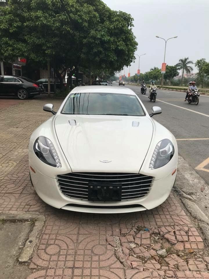 Lúc còn sở hữu của người yêu xe tại Ninh Bình, chiếc Aston Martin Rapide S màu trắng 
