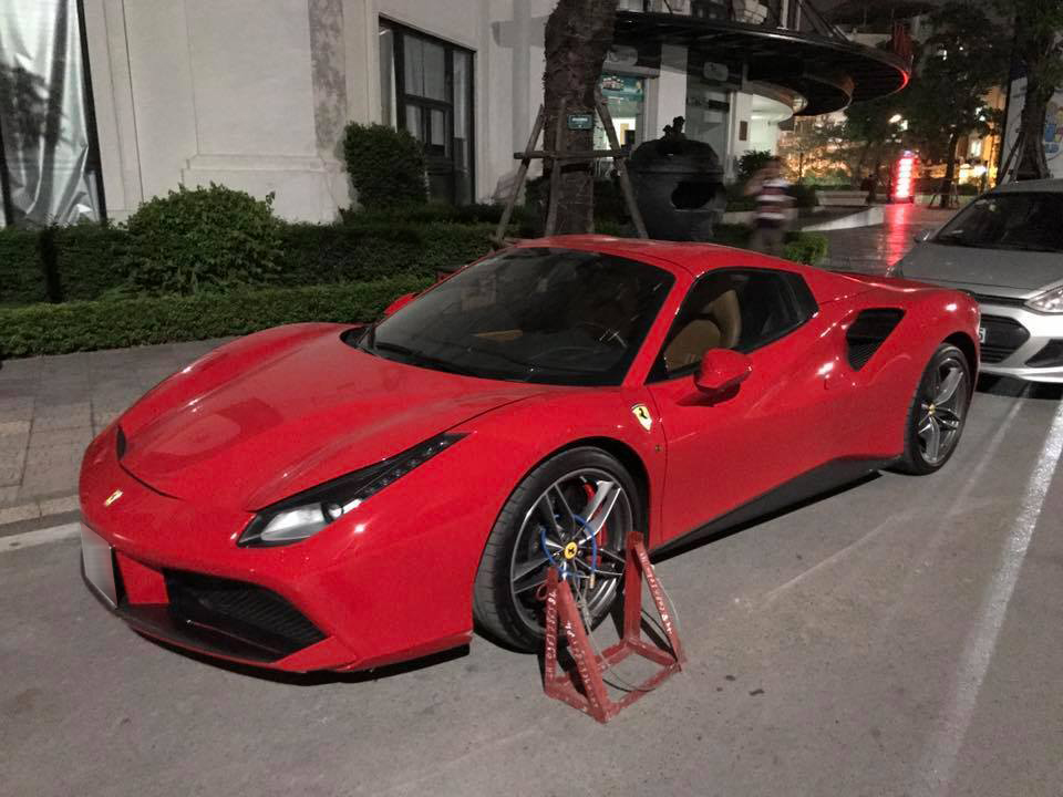 Siêu xe Ferrari 488 Spider bị khoá bánh tại căn hộ cao cấp Hà Nội