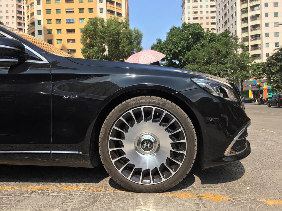 Mercedes-Maybach S650 2018 có sự khác biệt ở bộ mâm đa chấu lớn mạ crôm sáng bóng Mercedes-Maybach S650 2018 có sự khác biệt ở bộ mâm đa chấu lớn mạ crôm sáng bóng